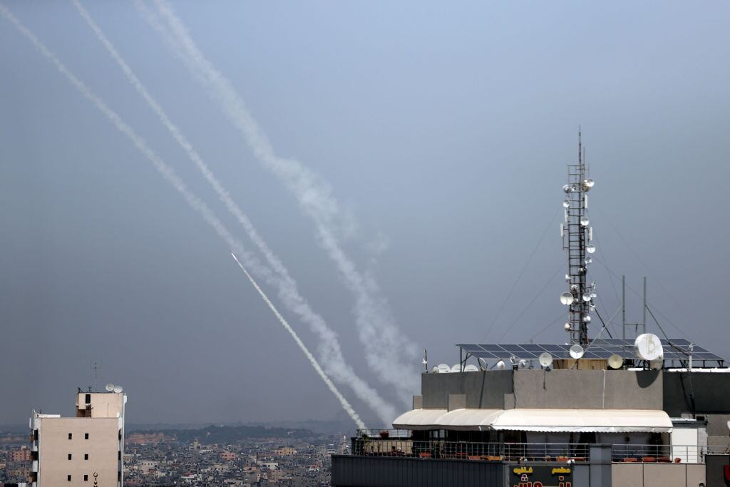 Cohetes lazandos desde Gaza a Israel. 10 de mayo de 2023. Foto: Mustafa Hassona/Anadolu Agency via Getty Images.