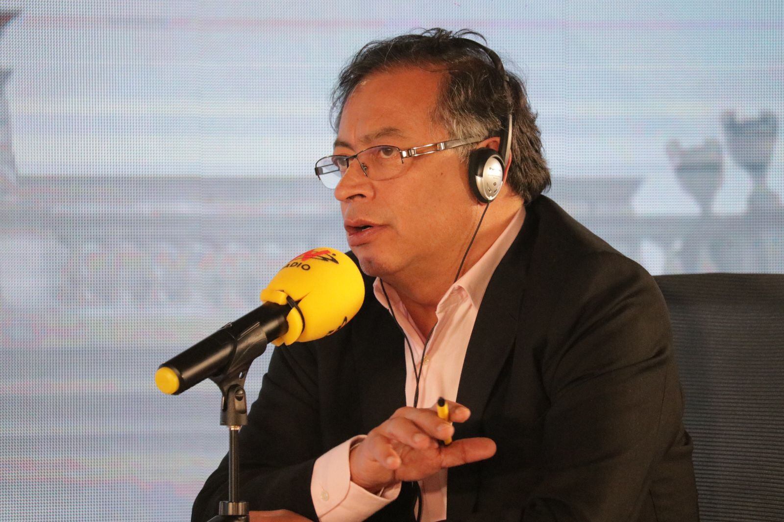 Gustavo Petro propone una democratización del crédito: “necesitamos reemplazar el gota a gota”. Foto: Redacción W Radio.