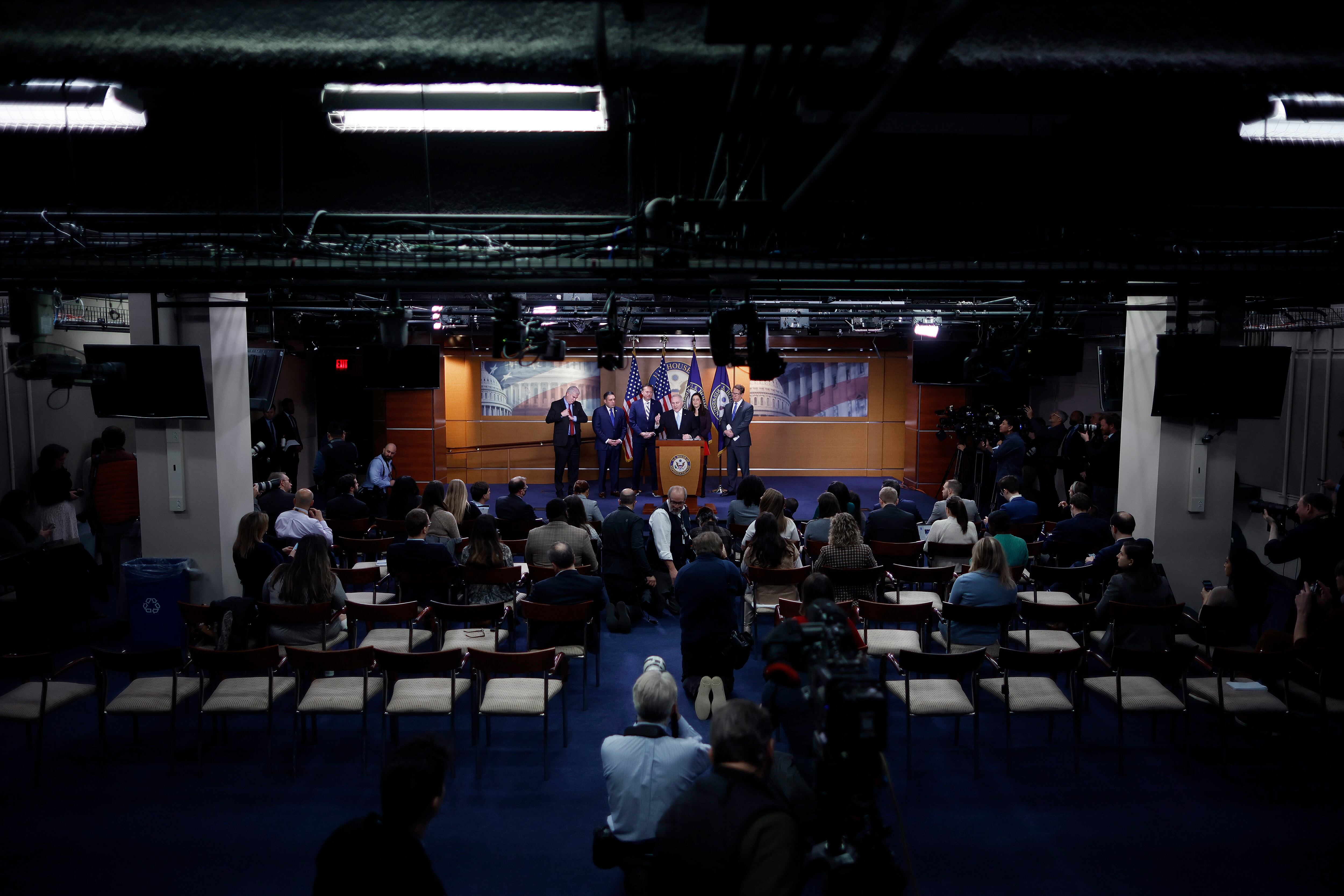 Los miembros de la Conferencia Republicana de la Cámara realizan una conferencia de prensa luego de una reunión del caucus en el Capitolio de los EE. UU. el 10 de enero de 2023 en Washington, DC. Foto de Chip Somodevilla/Getty Images.
