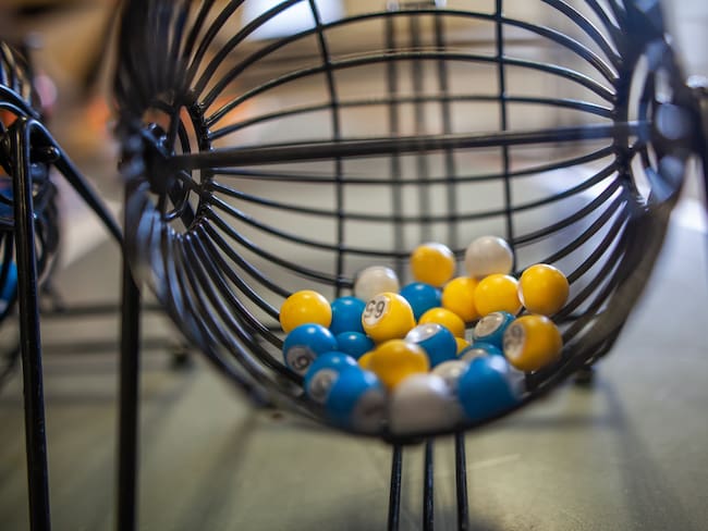 Bolas de lotería en una estructura metálica que se utiliza para mezclarlas / Foto: GettyImages