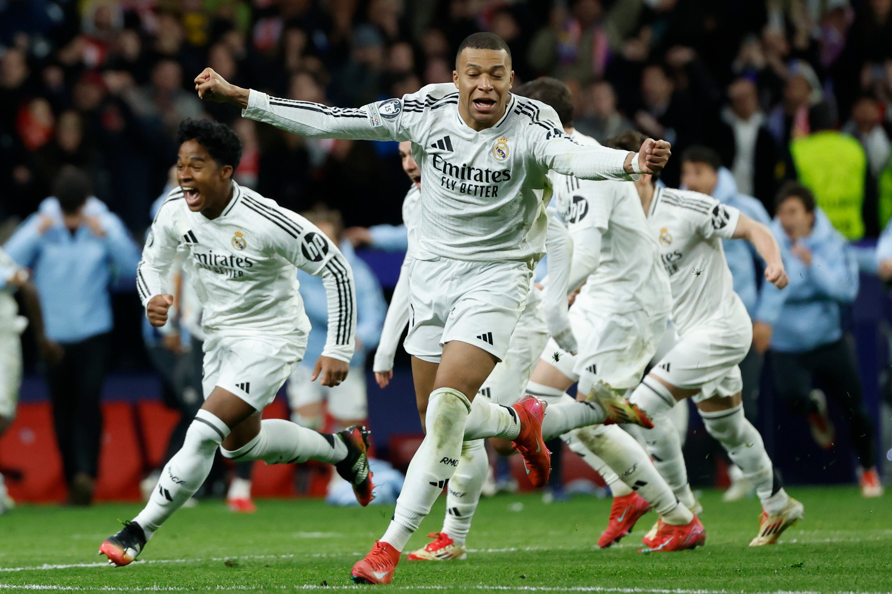 El delantero del Real Madrid Kylian Mbappé celebra la clasificación a cuartos de final de la Champions League. FOTO: EFE/Juanjo Martín