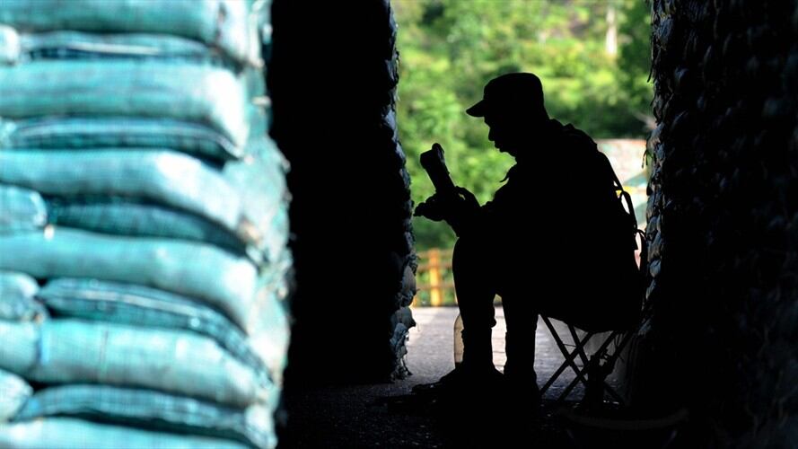 Unos 20 niños de la Institución Educativa Indígena de Agua Negra que se dirigían a sus viviendas quedaron en medio de las balas y tuvieron que refugiarse en el sector. Foto: Getty Images | Video: Cortesía Sucesos Cauca