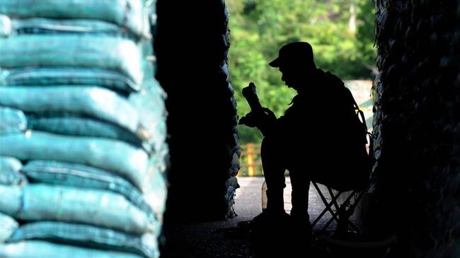 Unos 20 niños de la Institución Educativa Indígena de Agua Negra que se dirigían a sus viviendas quedaron en medio de las balas y tuvieron que refugiarse en el sector. Foto: Getty Images | Video: Cortesía Sucesos Cauca