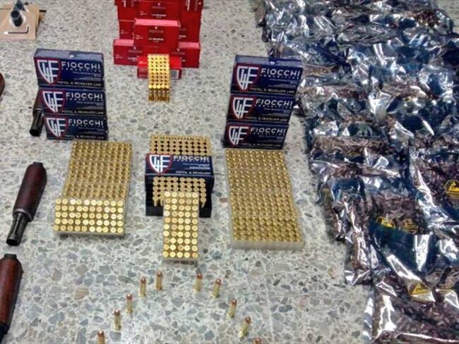 La Policial Fiscal y Aduanera halló 580 partes de armas de fuego de corto y largo alcance, además de 3.600 municiones de diferentes calibres. Foto: Ministerio de Defensa
