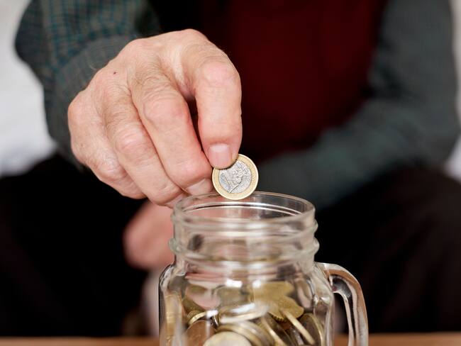 Aunque una de cada cuatro personas con edad de jubilación cuenta con una pensión, el Gobierno Nacional dedica la tercera parte de sus magros recursos tributarios en el pago de pensiones para las clases más favorecidas