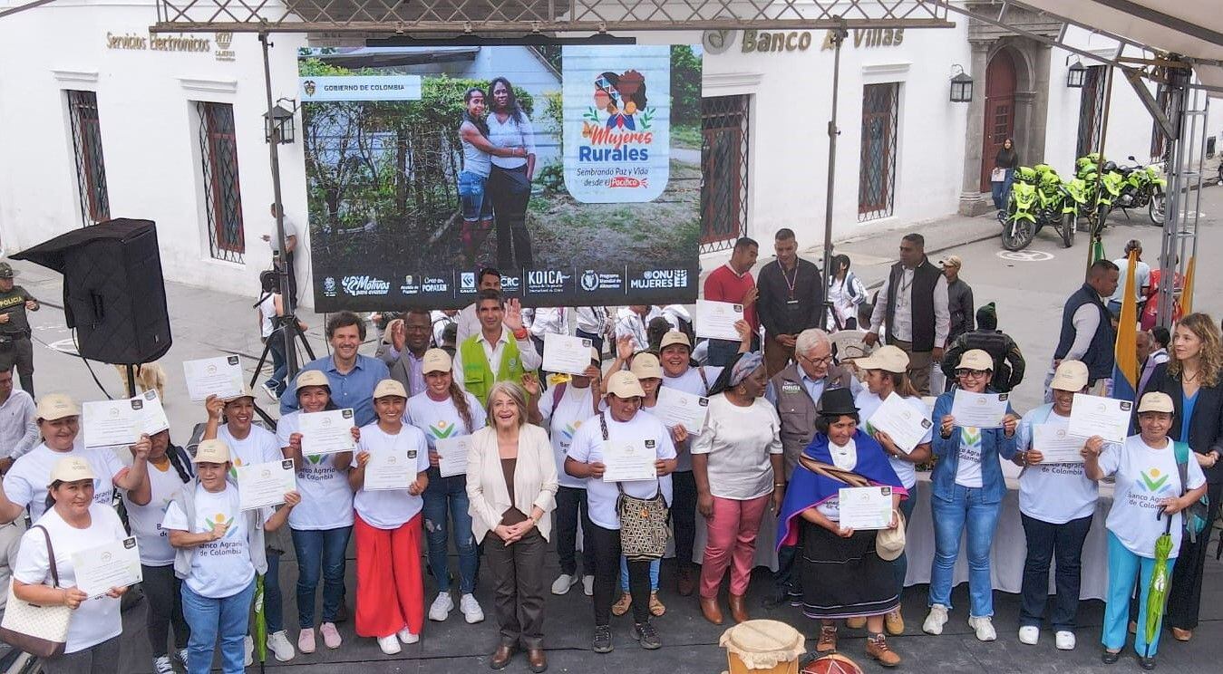 La ministra de agricultura entregó títulos de tierra en Santander de Quilichao, Corinto y Popayán. Crédito: MinAgricultura. 