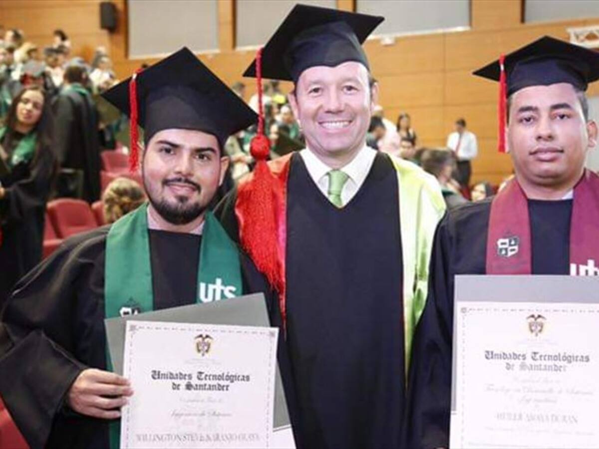 UTS gradúa primer estudiante sordo como Ingeniero de Sistemas