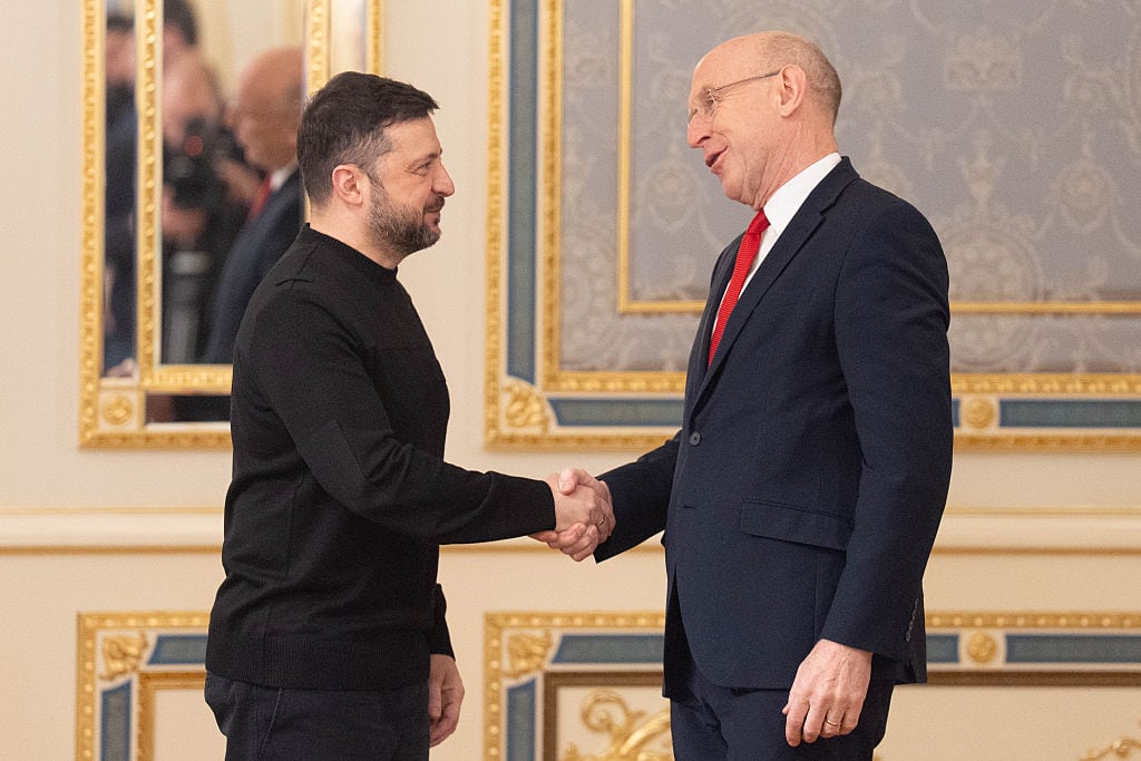 El presidente de Ucrania, Volodímir Zelenski se reúne con el ministro de Defensa de Reino Unido, John Healey. FOTO: Stefan Rousseau/PA Images via Getty Images