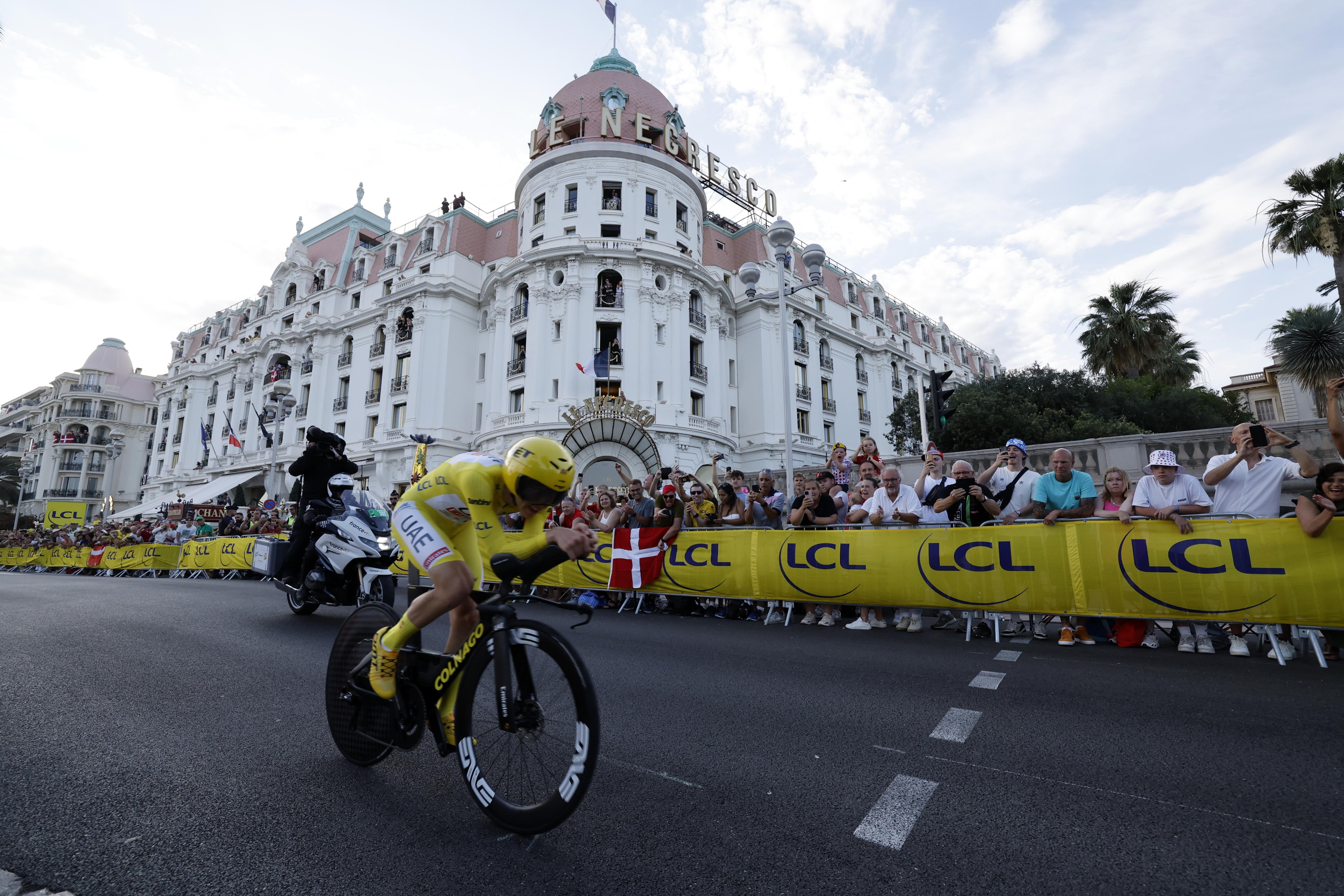 Nice (France), 21/07/2024.- Yellow jersey Slovenian rider Tadej Pogacar of UAE Team Emirates in action during the 21th stage of the 2024 Tour de France cycling race over 33km Individual time-trial (ITT) from Monaco to Nice, 21 July 2024. (Ciclismo, Francia, Eslovenia, Niza) EFE/EPA/SEBASTIEN NOGIER