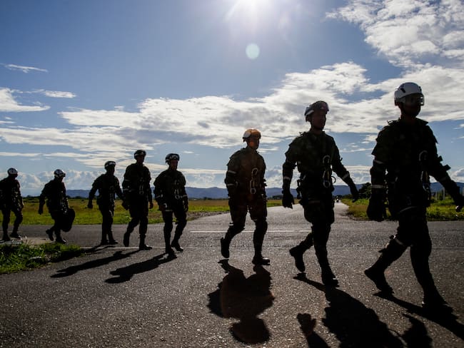 La brigada del Ejército que ayuda a los colombianos en labores de infraestructura