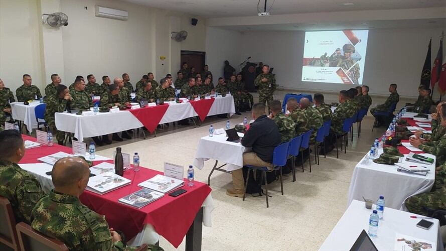 Al encuentro asistieron 30 comandantes de batallones, tres comandantes de brigada y el comandante de la Tercera División. Foto: Ejército