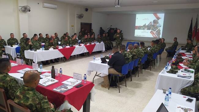 Al encuentro asistieron 30 comandantes de batallones, tres comandantes de brigada y el comandante de la Tercera División. Foto: Ejército
