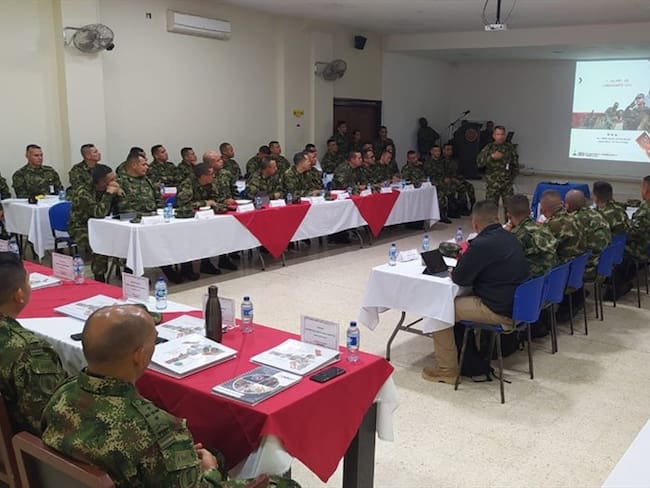 Al encuentro asistieron 30 comandantes de batallones, tres comandantes de brigada y el comandante de la Tercera División. Foto: Ejército