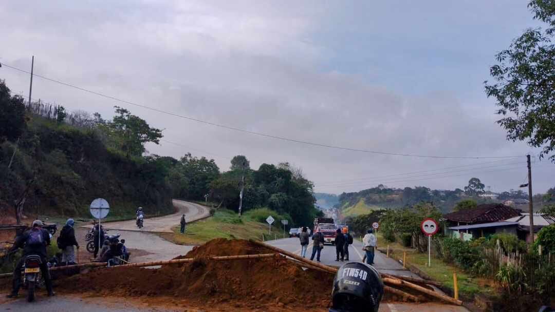 El más reciente bloqueo tuvo lugar en el sector del Bermejal, jurisdicción de Piendamó, en la carretera entre Popayán y Cali. La Fuerza Pública intervino y restableció la movilidad. Crédito: Richar Vidal.