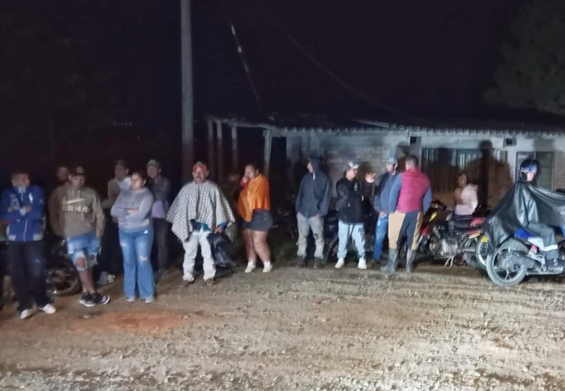 El hecho se registra en la vereda La Yunga, donde la comunidad manifiesta que el principal incumplimiento tiene que ver con la pavimentación de la vía principal del sector. Crédito: Red de Apoyo Cauca.