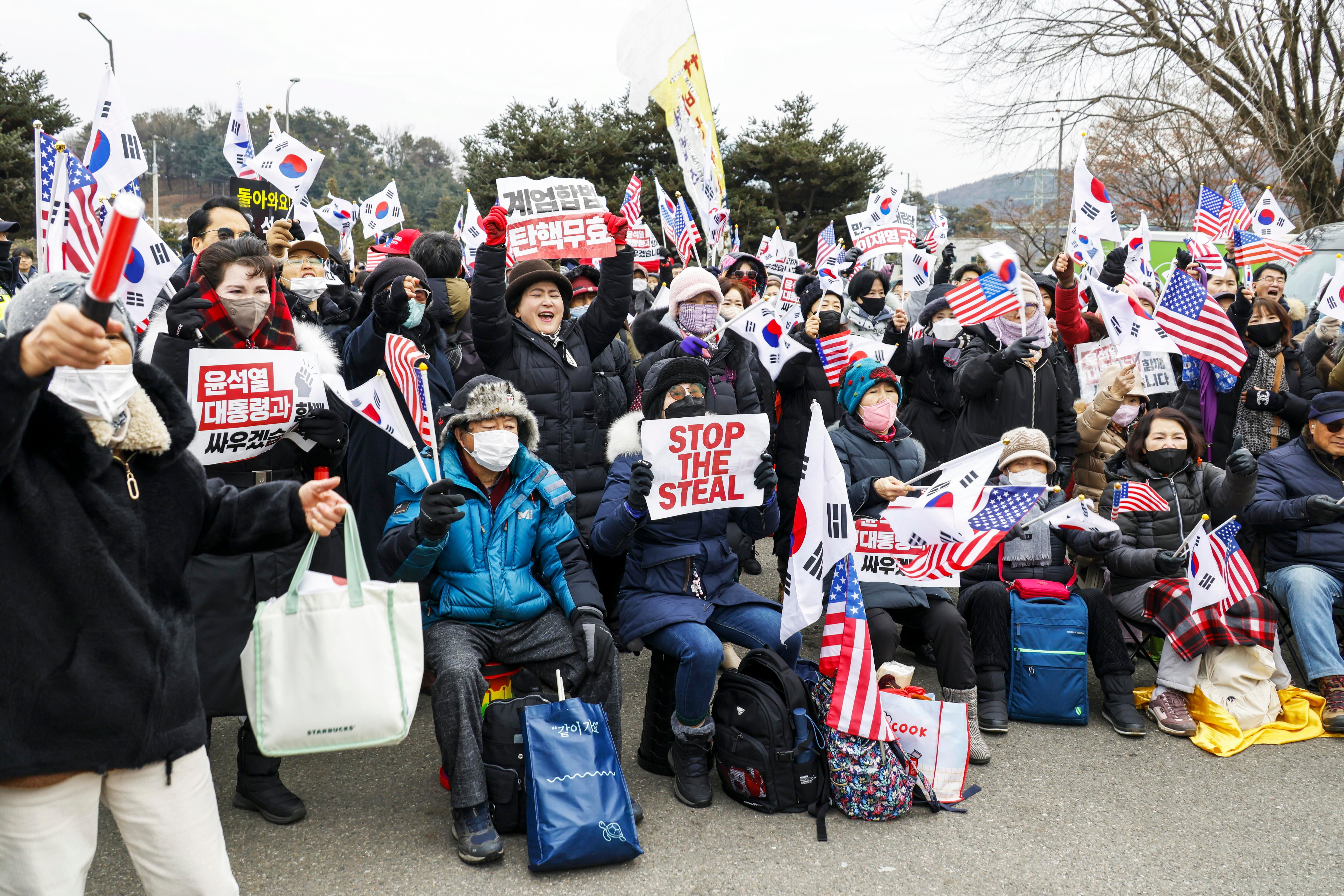 Uiwang (República de Corea), 15/01/2025.- Simpatizantes del destituido presidente surcoreano Yoon Suk Yeol se concentran ante el centro de detención de Seúl, donde se encuentra recluido.