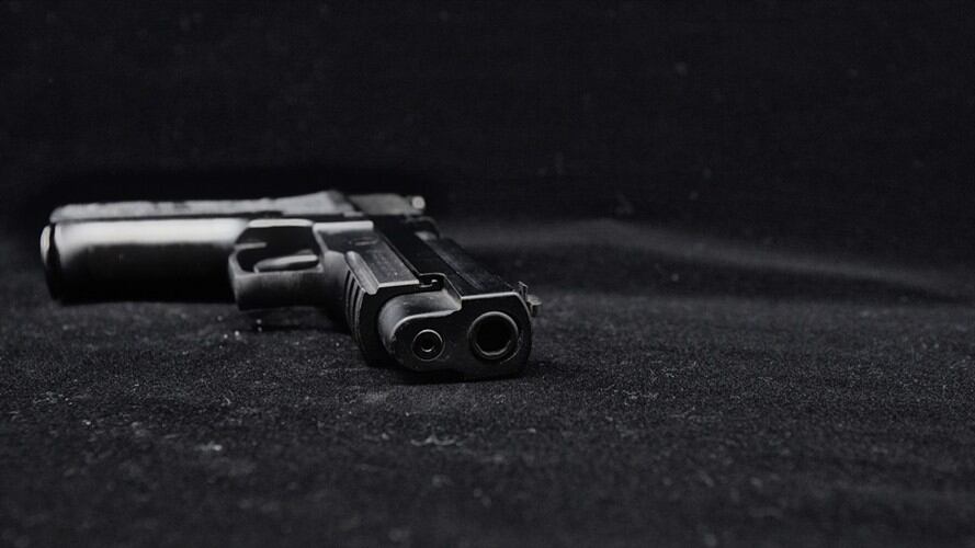 La joven apretó el gatillo por error mientras se tomaba la foto y le disparó al pequeño de 10 años.. Foto: Getty Images