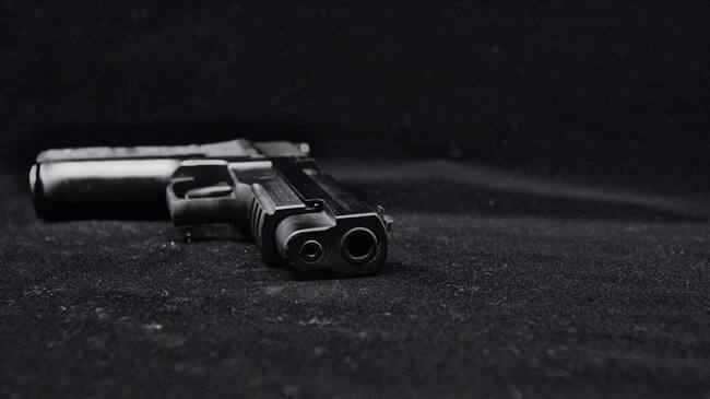 La joven apretó el gatillo por error mientras se tomaba la foto y le disparó al pequeño de 10 años.. Foto: Getty Images