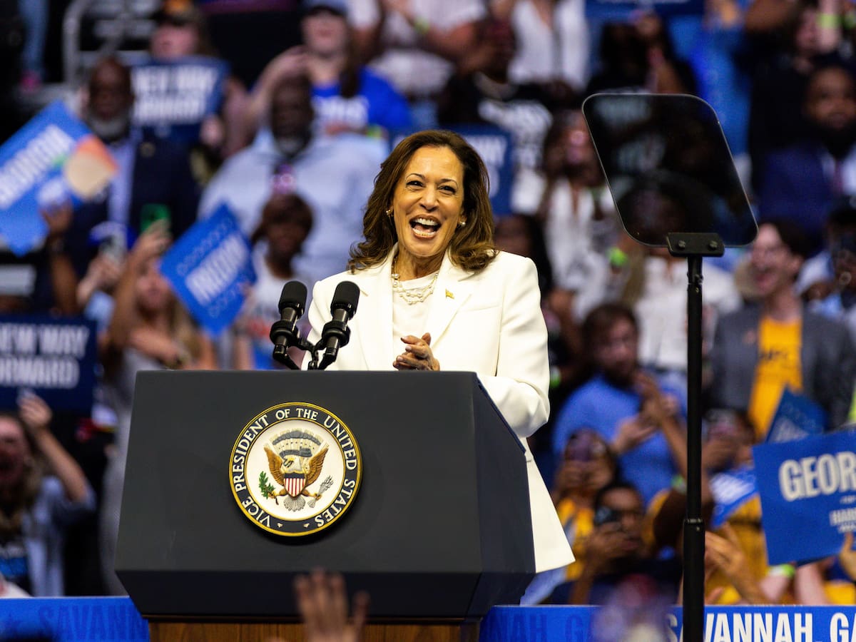 Encuesta muestra que Kamala Harris aventaja con 16 puntos a Trump entre votantes latinos