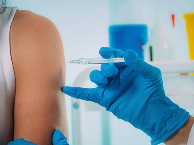 ¿Por qué los vacunados también se contagian de coronavirus? Foto: Getty