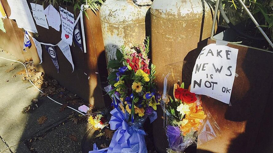 Flores y notas dejadas por algunas personas afuera de la pizzería Comet Ping Pong en Washington, D.C. Foto: Associated Press - AP - Jessica Gresko