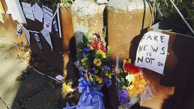 Flores y notas dejadas por algunas personas afuera de la pizzería Comet Ping Pong en Washington, D.C. Foto: Associated Press - AP - Jessica Gresko