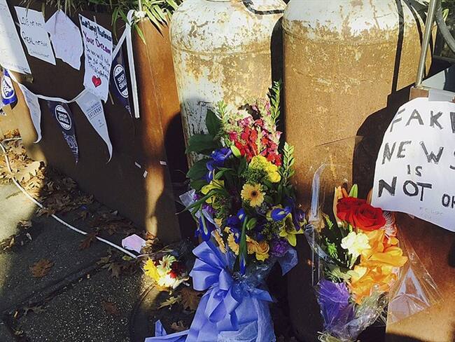 Flores y notas dejadas por algunas personas afuera de la pizzería Comet Ping Pong en Washington, D.C. Foto: Associated Press - AP - Jessica Gresko