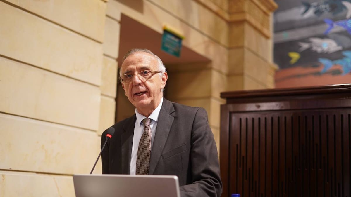 MinDefensa se queda en su cargo: no prosperó moción de censura en el Senado