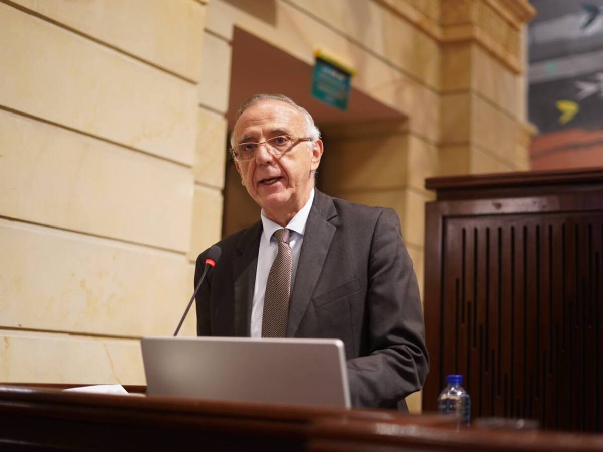 MinDefensa se queda en su cargo: no prosperó moción de censura en el Senado