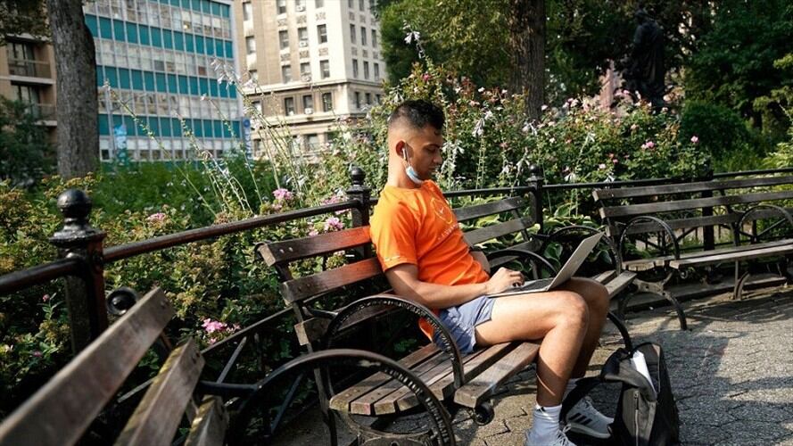 El porcentaje de hombres y mujeres que buscan pareja en redes es similar. Foto: Getty Images.