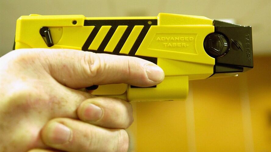 Hombre desata ola de risas a internautas por descarga eléctrica. Foto: Getty Images