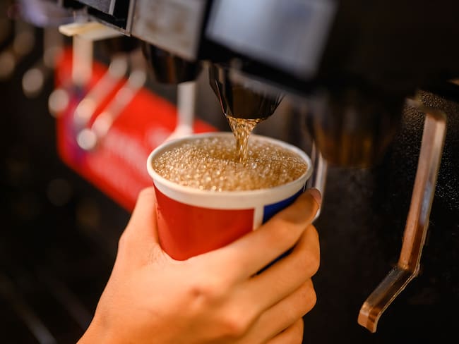 Impuesto a bebidas azucaradas favorecería a Coca-Cola y Postobón