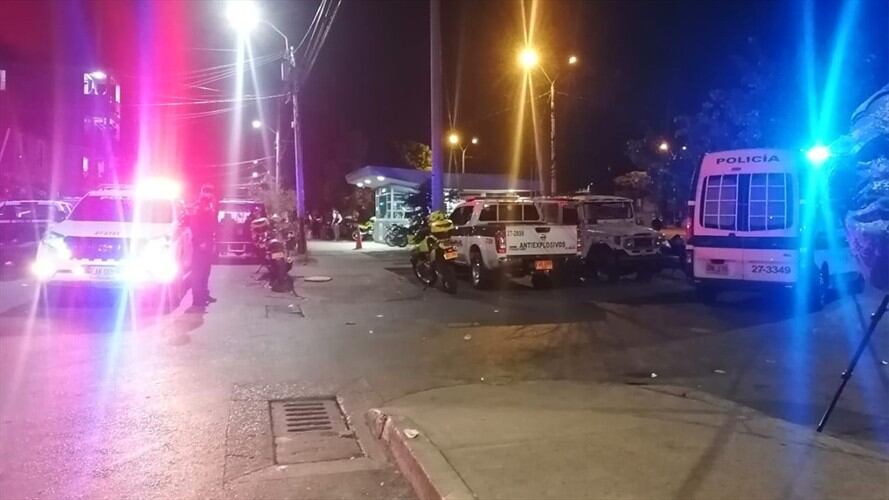 El estallido ocurrio frente a un CAI de la Policía, muy cerca al lugar donde realizaban los sepelios de los jovenes asesinados. Foto: Cortesía