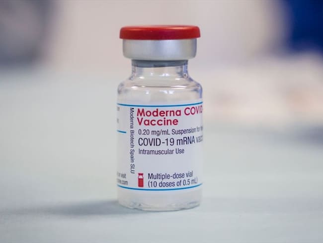 La vacuna Moderna es producida por la farmacéutica estadounidense del mismo nombre contra COVID-19. Foto: Getty Images/ NurPhoto