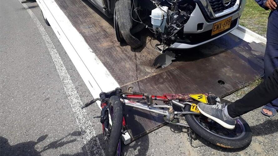 El video captó el instante en el que el joven, acompañado de una menor, choca violentamente contra una camioneta. Foto: Cortesía Sucesos Cauca