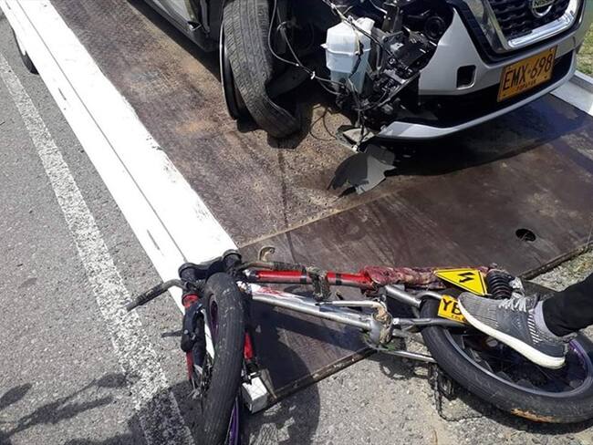 El video captó el instante en el que el joven, acompañado de una menor, choca violentamente contra una camioneta. Foto: Cortesía Sucesos Cauca