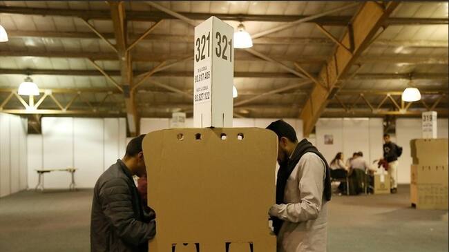 Pese a que algunos analistas dieron como grandes perdedores a los partidos políticos tradicionales, muchos de ellos calificaron como positivo el resultado del 27 de octubre. . Foto: Colprensa