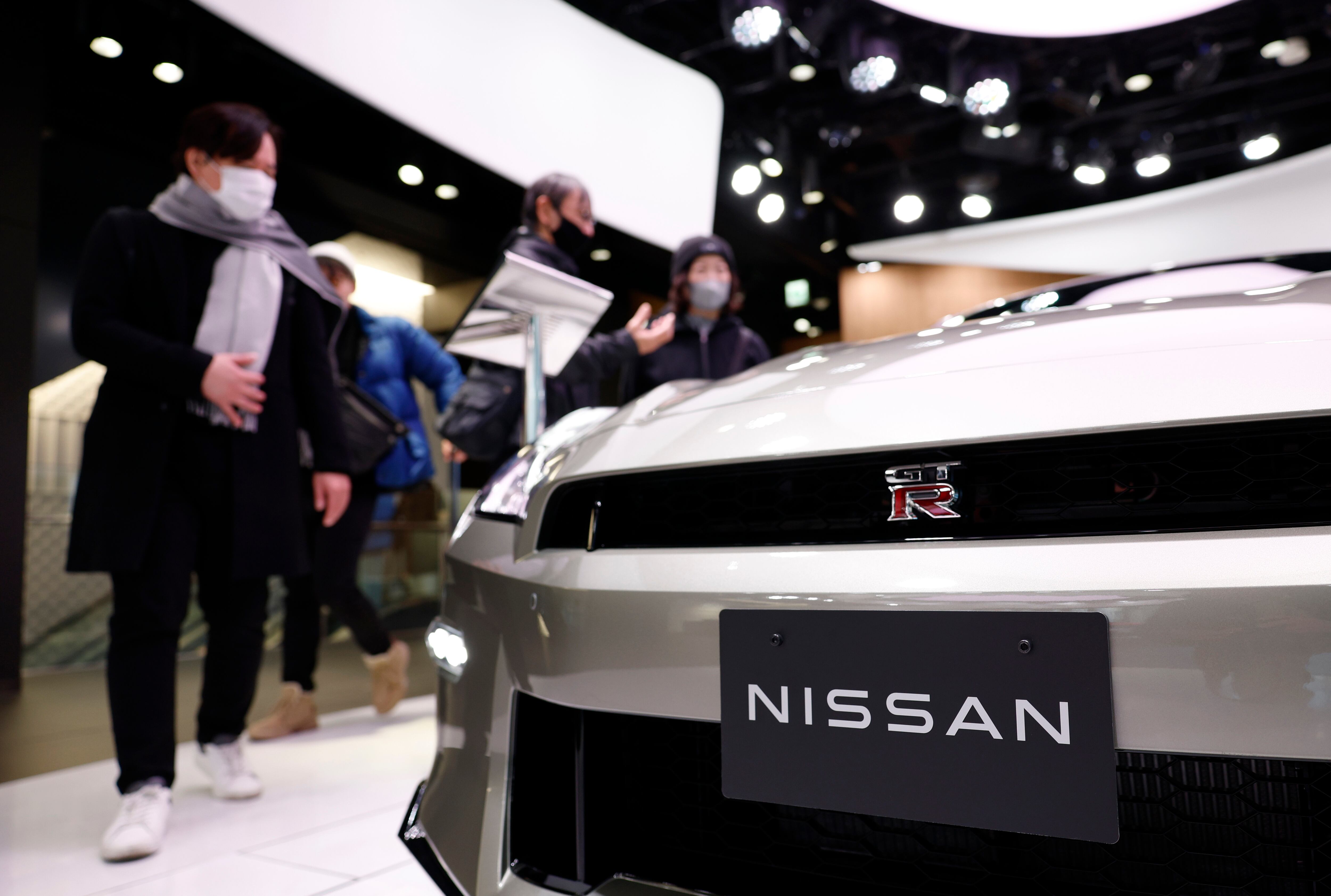 TOKIO (Japón), 06/02/2025.- Visitantes observan un Nissan GT-R expuesto en una sala de exposición de Nissan.