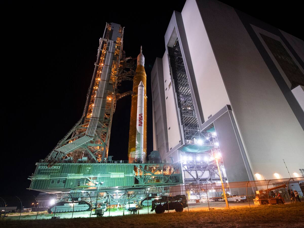 Cohete SLS de la misión Artemis I inicia su traslado a plataforma de despegue