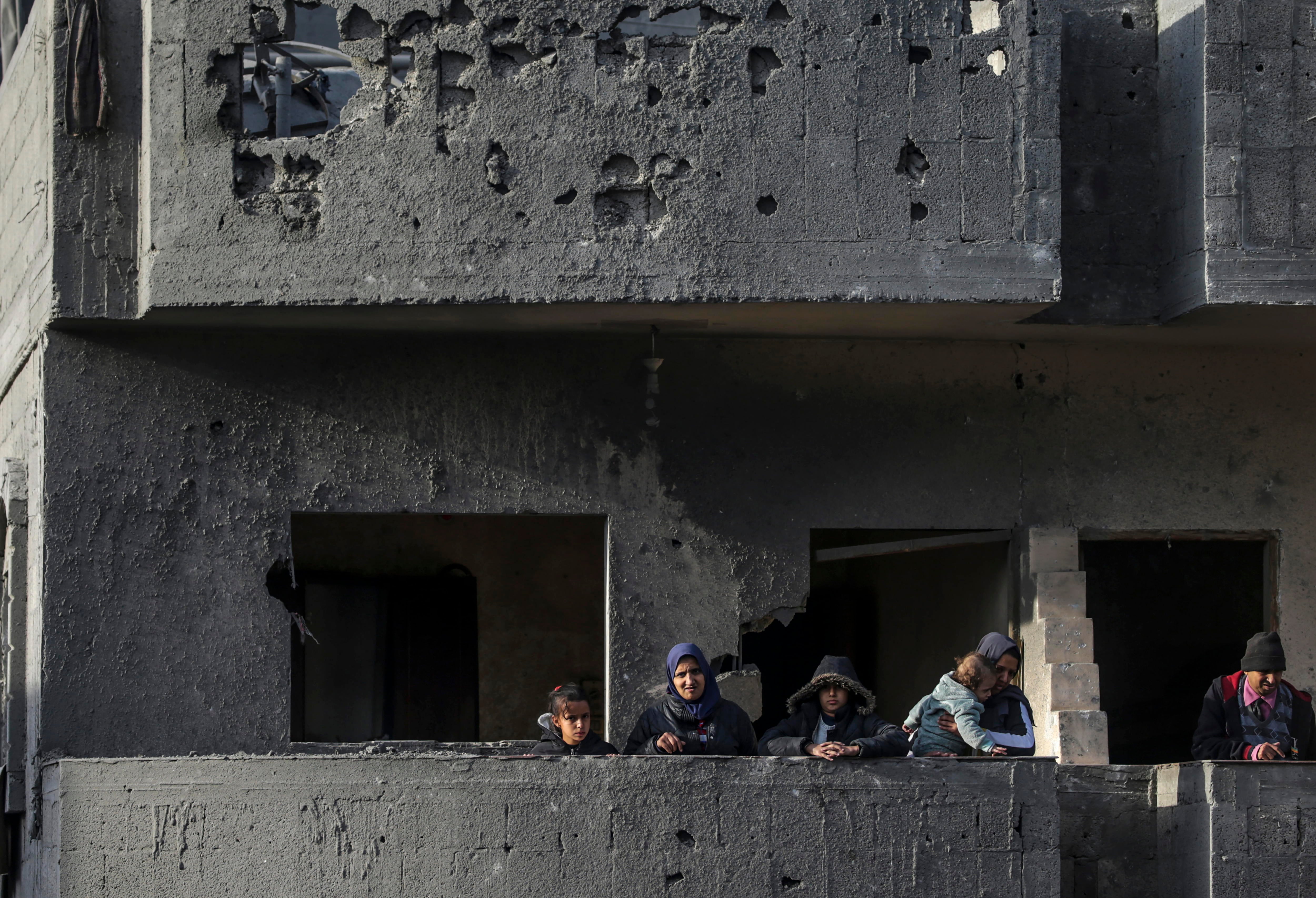 Al Nuseirat Camp, 07/12/2024.- Members of a Palestinian family stand on a balcony of their destroyed house following Israeli airstrikes in Al Nuseirat refugee camp. EFE/EPA/MOHAMMED SABER