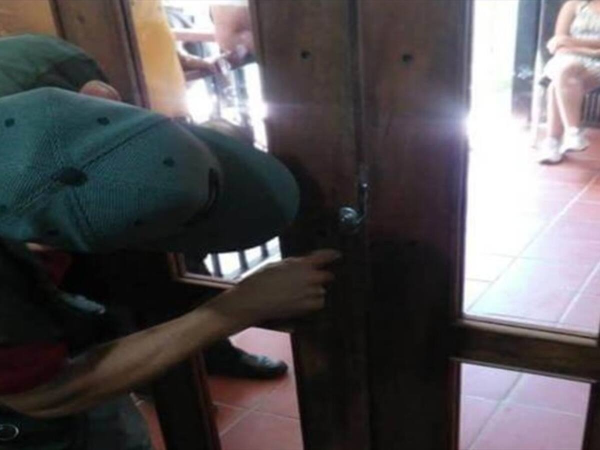 Con cerrajero alcalde de Mogotes, Santander, ingresó a su despacho