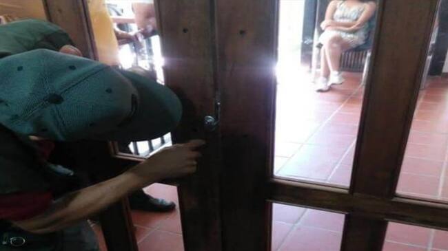 Alcalde de Mogotes no pudo ingresar a su despacho a trabajar . Foto: suministrada.