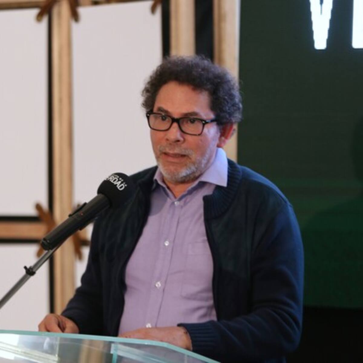 Roban armamento de esquema de seguridad de Pastor Alape