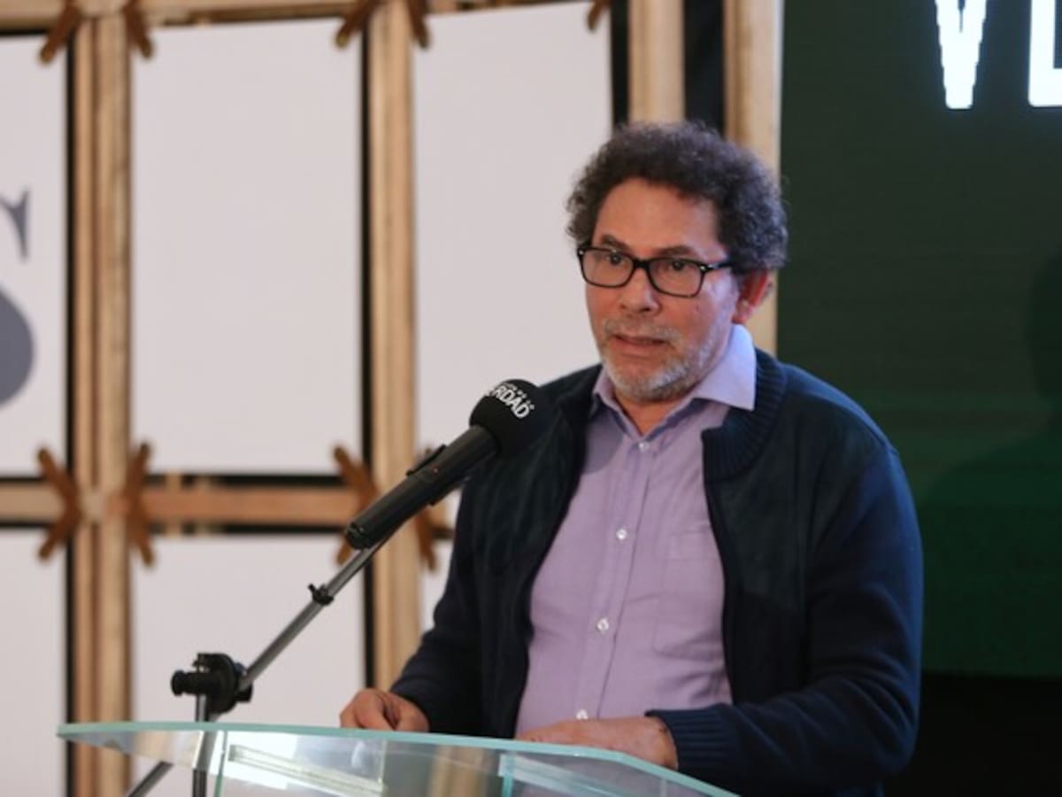 Roban armamento de esquema de seguridad de Pastor Alape