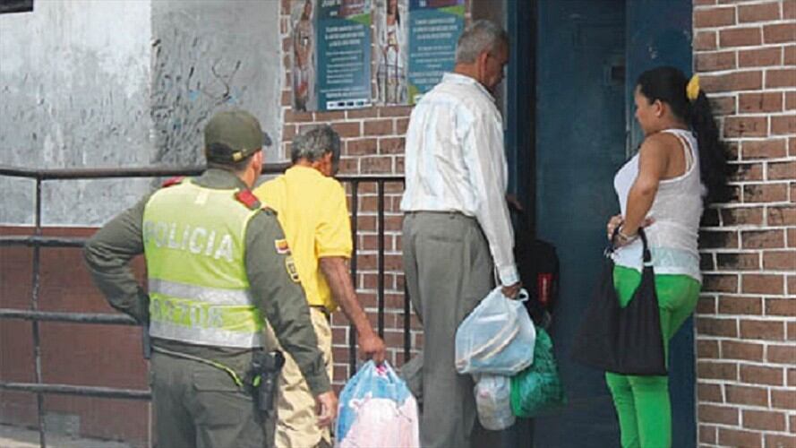 Momentos en los que Manuel Ibarra (de blanco) y Jaime Gutiérrez (de amarillo) entran a la cárcel modelo de Barranquilla. Foto: Colprensa