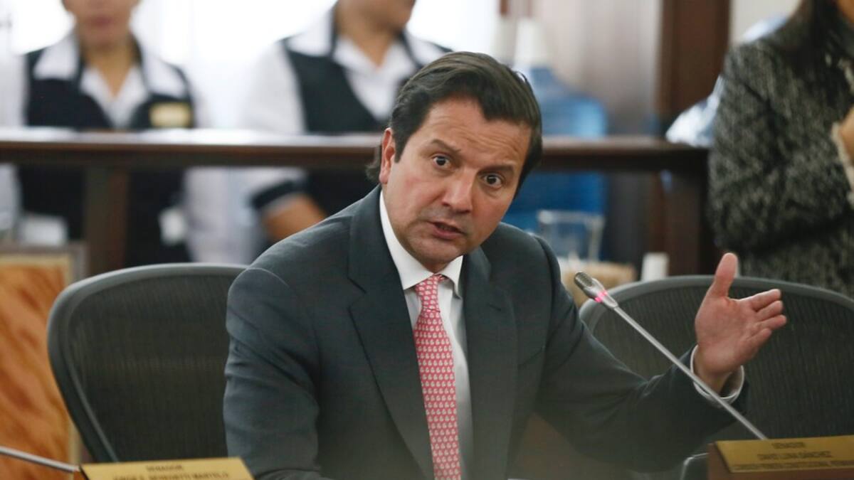 ¿El canciller Álvaro Leyva debería volver a su cargo?
