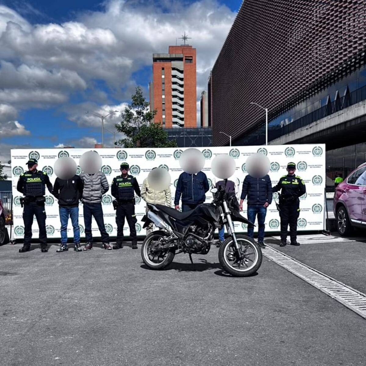 “Me apuntaron y decían que me tumbaran”: relato de una víctima de la banda ‘Los del Carro Rojo’