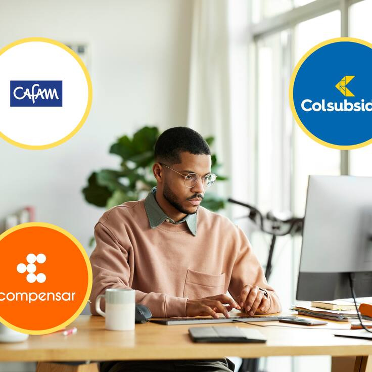 Hombre usando computador para hacer consultas. En los círculos, logos de Colsubsidio, Cafam y Compensar, cajas de compensación (GettyImages / Redes sociales)