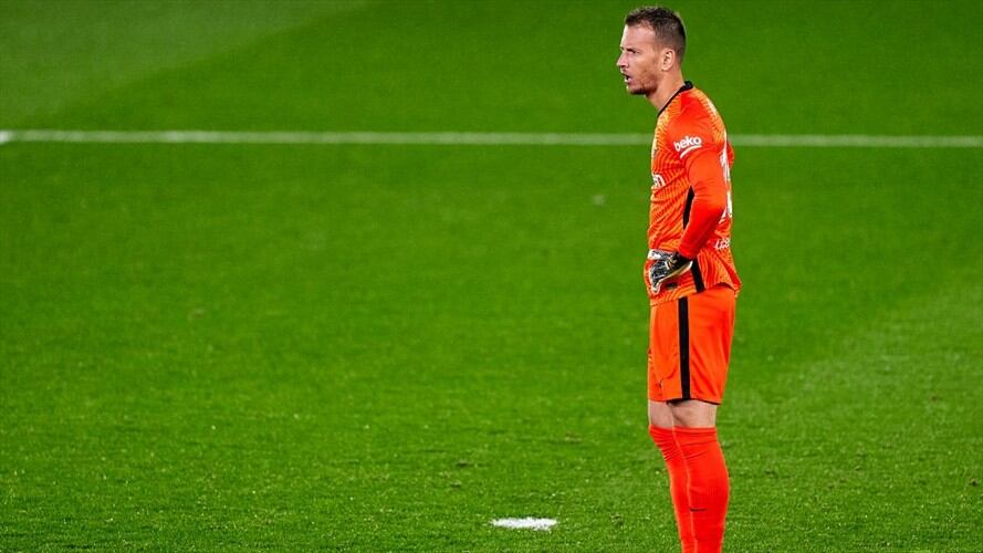 Neto intentó controlar el balón tras un taque fallido de Luis Rioja. Foto: Getty Images