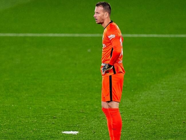 Neto intentó controlar el balón tras un taque fallido de Luis Rioja. Foto: Getty Images
